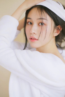 《年轻女教师》在线观看